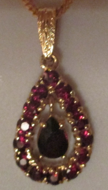 M946M Pendant and chain in 750-18k gold with garnet stone takst-evaluation N.Kr 8000